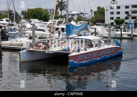 Sightseeing-Kreuzfahrt verlässt Bahia Mar Resort and Marina, ft. Lauderdale, Florida. Stockfoto