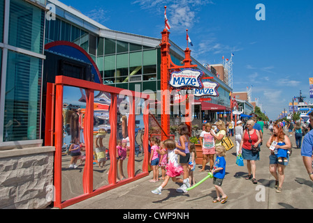 Kinder schauen sich in verzerrten Spiegel am Navy Pier in Chicago, Illinois Stockfoto