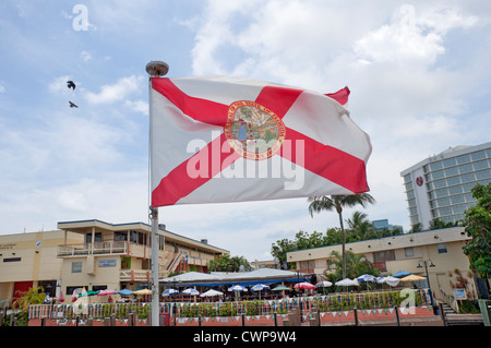 Florida Zustand-Beflaggung über ein Restaurant am Wasser in Bahia Mar Marina Ft.Lauderdale Beach, Florida. Stockfoto