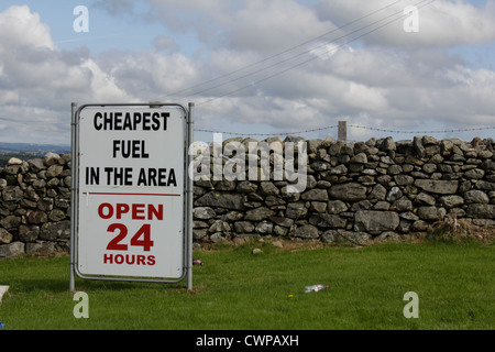 Billig tanken Zeichen an Tankstelle in Wales, Großbritannien, Vereinigtes Königreich Stockfoto