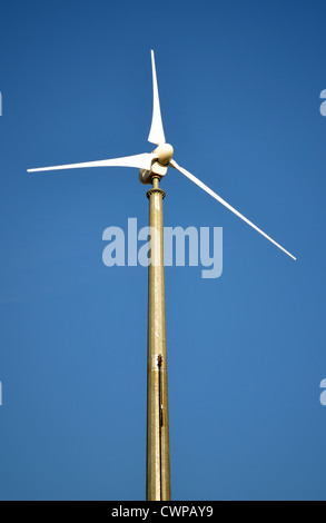 Windturbine gegen strahlend blauen Himmel. Umweltfreundliche elektrische Energie Stockfoto