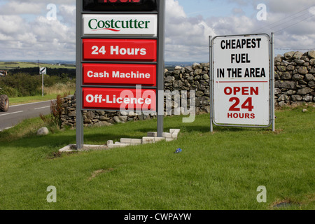 Billig tanken Zeichen an Tankstelle in Wales, Großbritannien, Vereinigtes Königreich Stockfoto