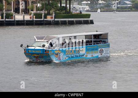 Eine Kreuzfahrt flussaufwärts von Fort Lauderdale, Florida New River, nimmt Bootsfahrer vorbei an luxuriösen Häuser, Yachten und geschäftigen Leben der Stadt. Stockfoto