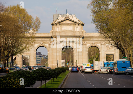 Alcalá Gate (Spanisch: Puerta de Alcala), 18. Jahrhundert historisches Wahrzeichen in der Stadt Madrid, Spanien. Stockfoto