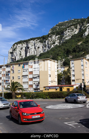 Gibraltar Rock städtische Landschaft, Autos auf Kreisverkehr und Mehrfamilienhäusern. Stockfoto