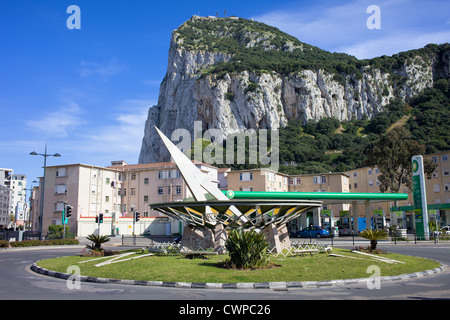 Sonnenuhr roundaboaut im Winston Churchill Avenue am Fuße des Gibraltar Rock und Mehrfamilienhäusern zwischen. Stockfoto