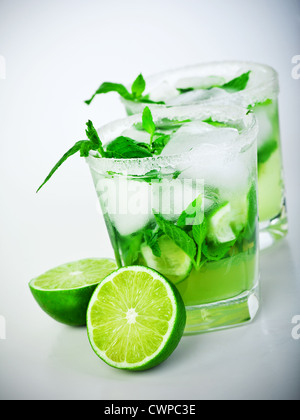 Kalten Mojito trinken, Glas erfrischenden eisigen Alkohol Alkohol, leckeren kubanischen alkoholischen Cocktail gemacht von frischer Minze und Limette Stockfoto