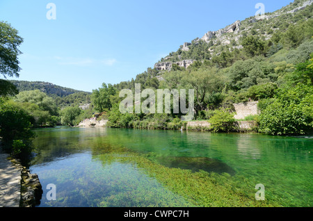 Transparente Gewässer und Untiefen des Flusses Sorgue in Fontaine-de-Vaucluse Provence Frankreich Stockfoto