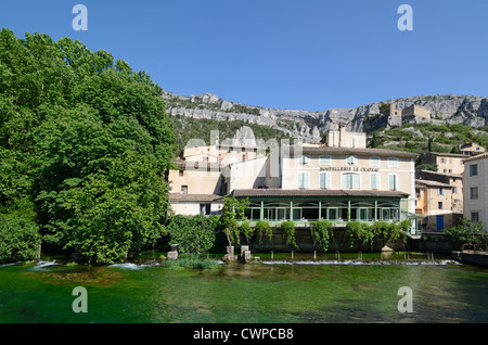 Hotel am Ufer des Flusses Sorgue in Fontaine-de-Vaucluse Vaucluse Provence Frankreich Stockfoto