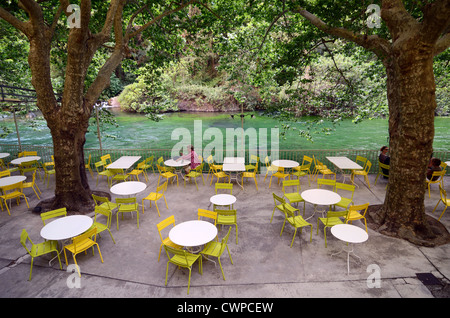 Einzelkunde in einem ansonsten menschenleeren Straßencafé, Straßencafé oder Riverside Restaurant am Fluss Sorgue in Fontaine-de-Vaucluse Provence Frankreich Stockfoto