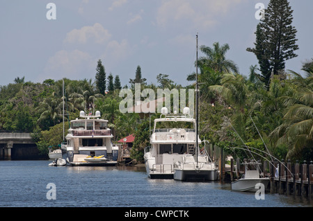 Eine Kreuzfahrt flussaufwärts von Fort Lauderdale, Florida New River, nimmt Bootsfahrer vorbei an luxuriösen Häuser, Yachten und geschäftigen Leben der Stadt. Stockfoto