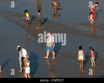 Bei Ebbe zeigt eine sandige Meeresboden für Massen von Urlaubern in Brighton. Stockfoto