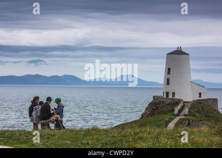 Ein Blick von Llanddwyn Island auf die Isle of Anglesey in Nordwales Blick in die Berge von Snowdonia. Stockfoto