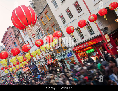 VEREINIGTES KÖNIGREICH. England. London. Menschenmassen in Chinatown beim chinesischen Neujahrsfest. Stockfoto