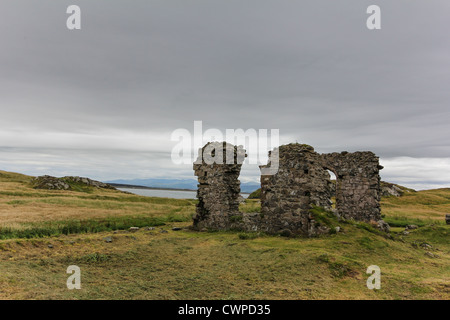 Ruinen der Kapelle von Llanddwyn auf Llanddwyn Island auf der Isle of Anglesey, Nordwales. Stockfoto