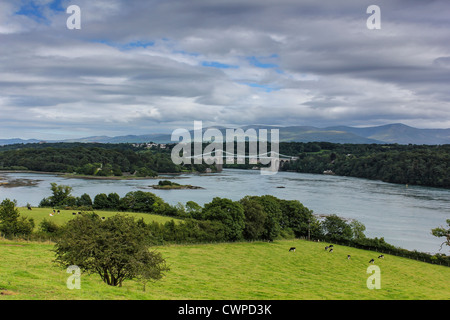 Ein Blick auf die Menai Hängebrücke und die Menai Strait von der Isle of Anglesey Seite der Brücke. Stockfoto