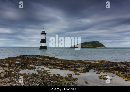 Penmon Point Lighthouse mit Puffin Island im Hintergrund auf die Isle of Anglesey, Nordwales. Stockfoto