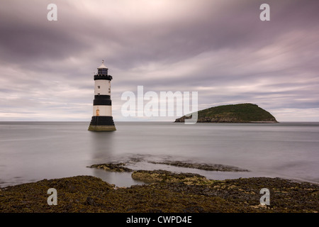 Penmon Point Lighthouse mit Puffin Island im Hintergrund auf die Isle of Anglesey, Nordwales. Stockfoto