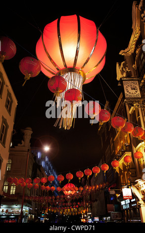 VEREINIGTES KÖNIGREICH. England. London. Hängenden Laternen in Nacht Straßenszene. Chinatown beim chinesischen Neujahrsfest. Stockfoto