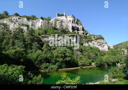 Burg oder Schloss und Fluss Sorgue in Fontaine-de-Vaucluse Vaucluse Provence Frankreich Stockfoto