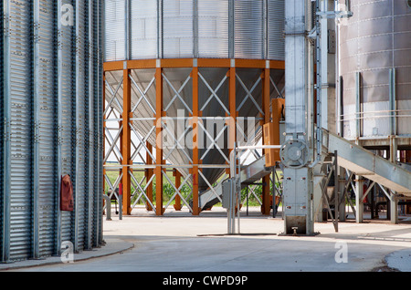 Detail der Tragkonstruktion für zwei Getreidesilos in den Bereichen von North Carolina. Bild zeigt gelbe Stahl i-Träger-supp Stockfoto