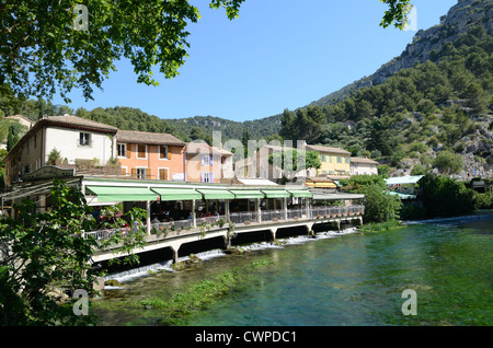 Riverside Restaurants entlang Fluss Sorgue in Fontaine-de-Vaucluse Vaucluse Provence Frankreich Stockfoto