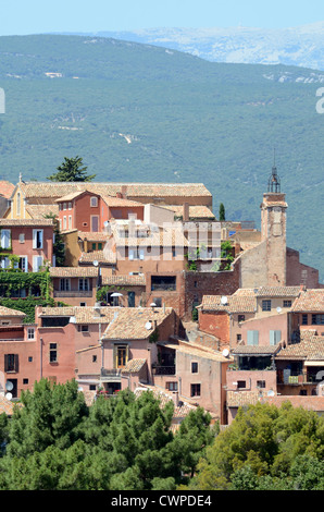 Blick auf hochgelegenen Dorf des Roussillon im Luberon Hügel oder Regionalpark mit Mont Ventoux im Hintergrund Vaucluse Provence Frankreich Stockfoto