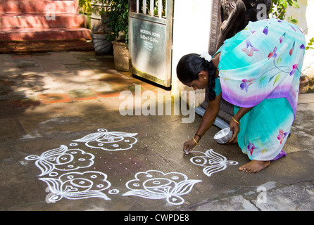 KOLAM MALEREI VOR EINEM HAUS IN PONDICHERRY, INDIEN Stockfoto