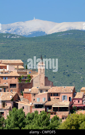 Blick auf hochgelegenen Dorf Roussillon im Luberon Hügel oder Regionalpark und Mont Ventoux Vaucluse Provence Frankreich Stockfoto