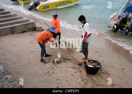 Strand-Reiniger Sweep und klare Müll vom Strand in Pattaya Thailand Stockfoto