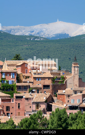 Blick auf das Dorf Roussillon in den Luberon Hügeln oder Regionalpark mit Mont Ventoux im Hintergrund Vaucluse Provence Frankreich Stockfoto