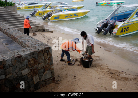 Strand-Reiniger Sweep und klare Müll vom Strand in Pattaya Thailand Stockfoto