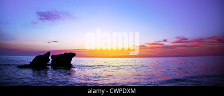 Bild von romantischer lila Sonnenuntergang über Seelandschaft, friedliche Ozean Landschaft, schöne Felsen im Abend Meer, ruhiges Herbstwetter Stockfoto