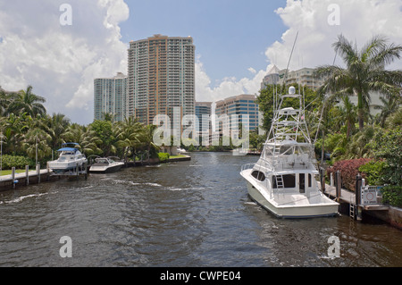 Eine Kreuzfahrt flussaufwärts von Fort Lauderdale, Florida New River, nimmt Bootsfahrer vorbei an luxuriösen Häuser, Yachten und geschäftigen Leben der Stadt. Stockfoto