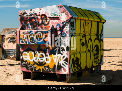 Graffiti gemalt Müllcontainer am Venice Beach, CA, USA Stockfoto