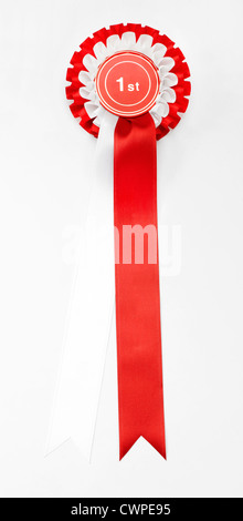 Legen Sie eine Rosette for1st mit rot-weißen Band