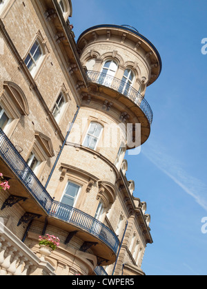 Das ehemalige Zetland Hotel das größte in Saltburn mit eigenem Zugang vom Bahnhof wurde in den 1990er Jahren zu Wohnungen umgewandelt. Stockfoto