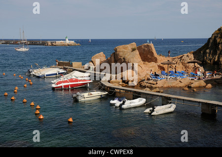 Küste Strandterrasse Mittelmeer Boote Schiffe Sommer Möwe Horizont Sommer Girona Costa Brava St. Feliu de Guixols Stockfoto