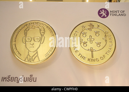 Porträt von Thailands König Bhumibol Adulyadej auf Medaillen, Mint Finnland schlägt Medaillen als Geburtstagsgeschenk für den König Stockfoto