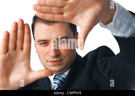 Porträt einer überzeugt junge Busnessman machen eine Rahmenform mit seinen Händen über weißem Hintergrund schließen Stockfoto