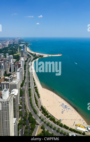 Blick über Oak Street und der North Avenue Strände am Lake Michigan von 360 Chicago im John Hancock Center, N Michigan Avenue, Chicago, Illinois, USA Stockfoto