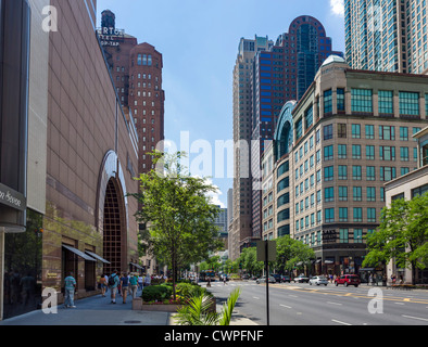 Geschäfte auf der Magnificent Mile mit Neiman-Marcus speichern nach links und Saks Fifth Avenue nach rechts, N Michigan Ave, Chicago, IL, USA Stockfoto