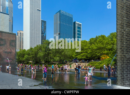 Menschen, die Abkühlung im Crown Fountain im Millennium Park während einer Hitzewelle Frühsommer, Chicago, Illinois Stockfoto