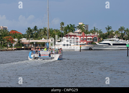 Eine Kreuzfahrt flussaufwärts von Fort Lauderdale, Florida New River, nimmt Bootsfahrer vorbei an luxuriösen Häuser, Yachten und geschäftigen Leben der Stadt. Stockfoto