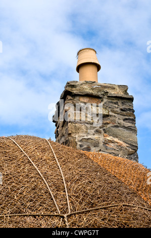 Thatched Dach und Schornstein im Gearrannan Blackhouse Village in der Nähe von Carloway auf der Isle of Lewis in den äußeren Hebriden, Schottland, Vereinigtes Königreich Stockfoto