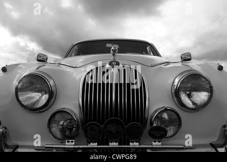 2,4 Liter Jaguar Mk 1 unter einem stürmischen Himmel schwarz und weiß Foto Stockfoto