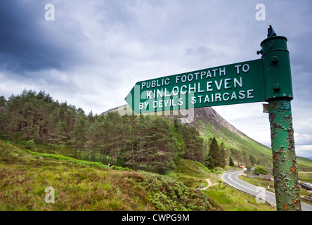 Wegweiser in Glencoe, Schottland, in Richtung Kinlochleven über den Teufel Treppe Stockfoto