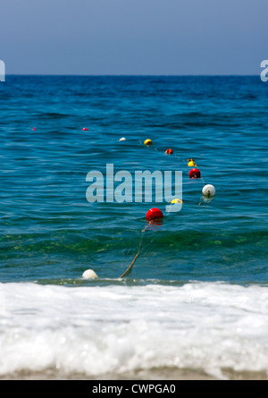 Bojen in verschiedenen Farben im Meer schwimmende. Stockfoto