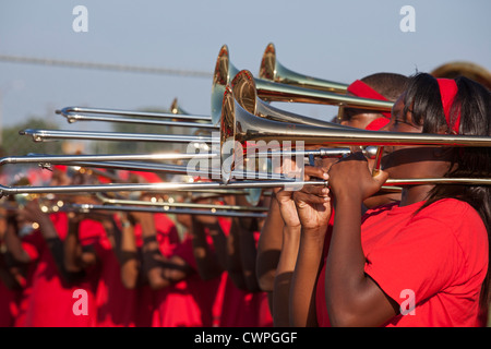 Detroit, Michigan - Mitglieder der Oak Park High School marching Band in der Labor Day Parade. Stockfoto