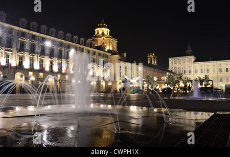 Piazza Castello und Königspalast in Turin, Italien, in der Nacht Stockfoto